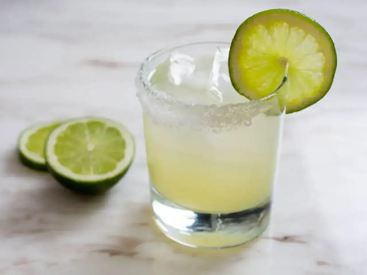Orzeźwiająca margarita z solą na brzegu szklanki i plasterkami limonki. Idealny przepis na lato!