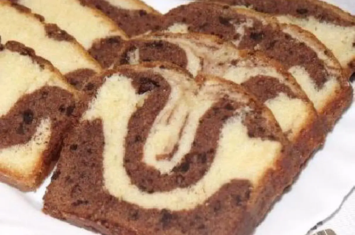 Kawałki babki marmurkowej, idealnej na szybki deser. Ten przepis na szklanki jest prosty i pyszny!