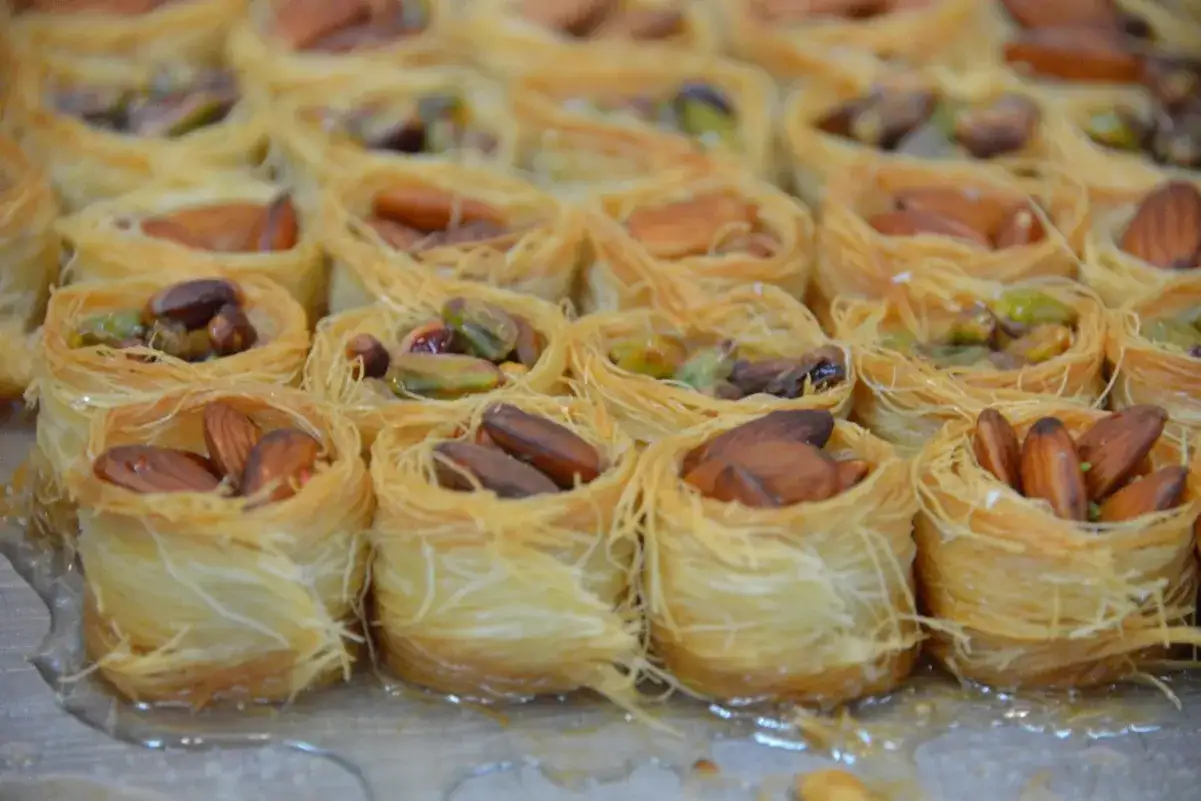 Słodkie gniazdka z ciasta filo, pełne migdałów i pistacji. Idealne przepisy na ciasto filo dla łasuchów.