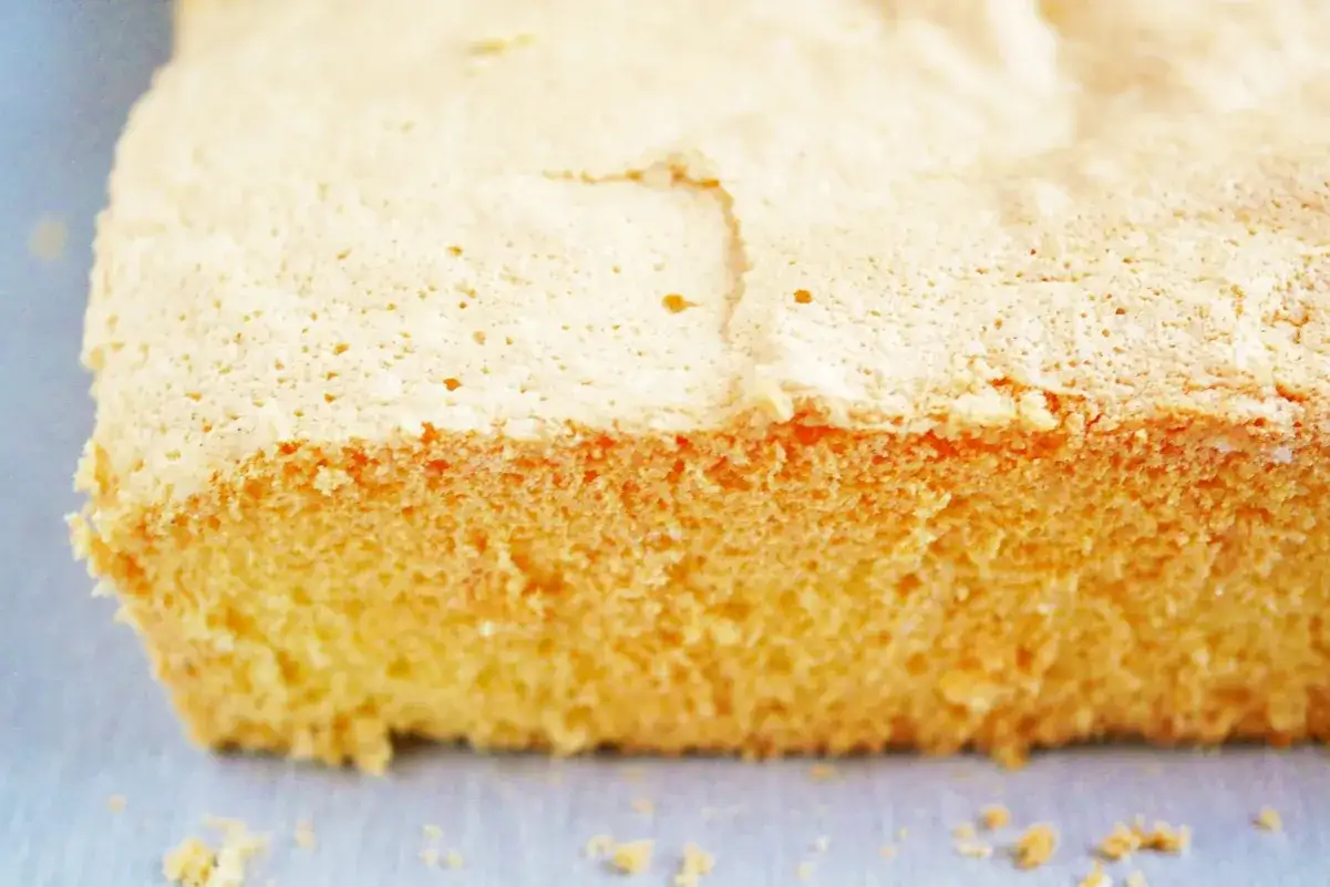 Puszysty biszkopt z 5 jaj na blachę, idealny do tortów. Prosty przepis na pyszne ciasto.