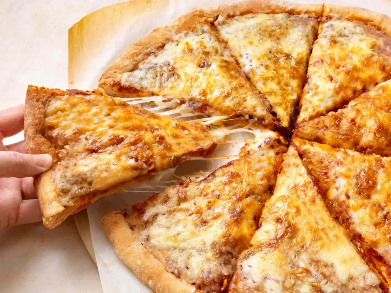 Szybki przepis na ciasto do pizzy to sekret tej pysznej, ciągnącej się pizzy z serem. Idealna na szybki obiad!