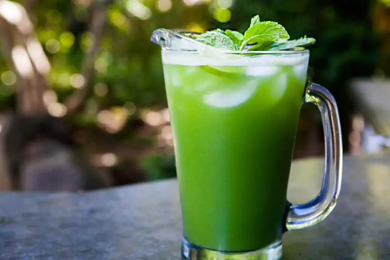 Orzeźwiający, zielony dzbanek mojito bezalkoholowe z lodem i miętą, idealny na upalny dzień.
