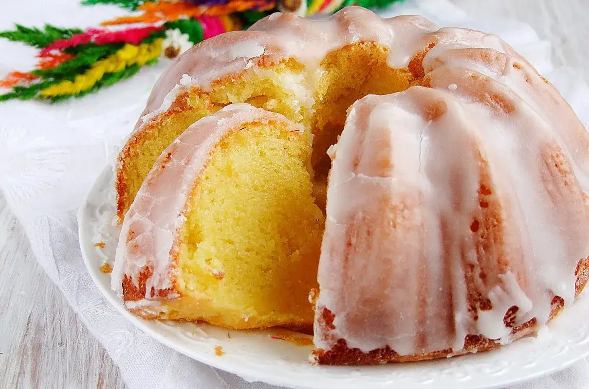 Puszysta babka jogurtowa, idealna na każdą okazję. Ten przepis na szklanki jest prosty i szybki.