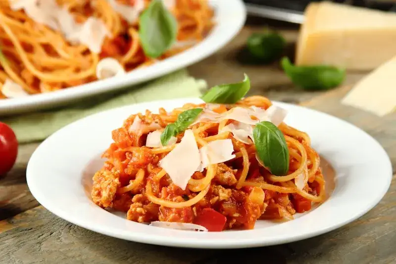 zdrowe spaghetti bolognese z warzywami i chudym mięsem