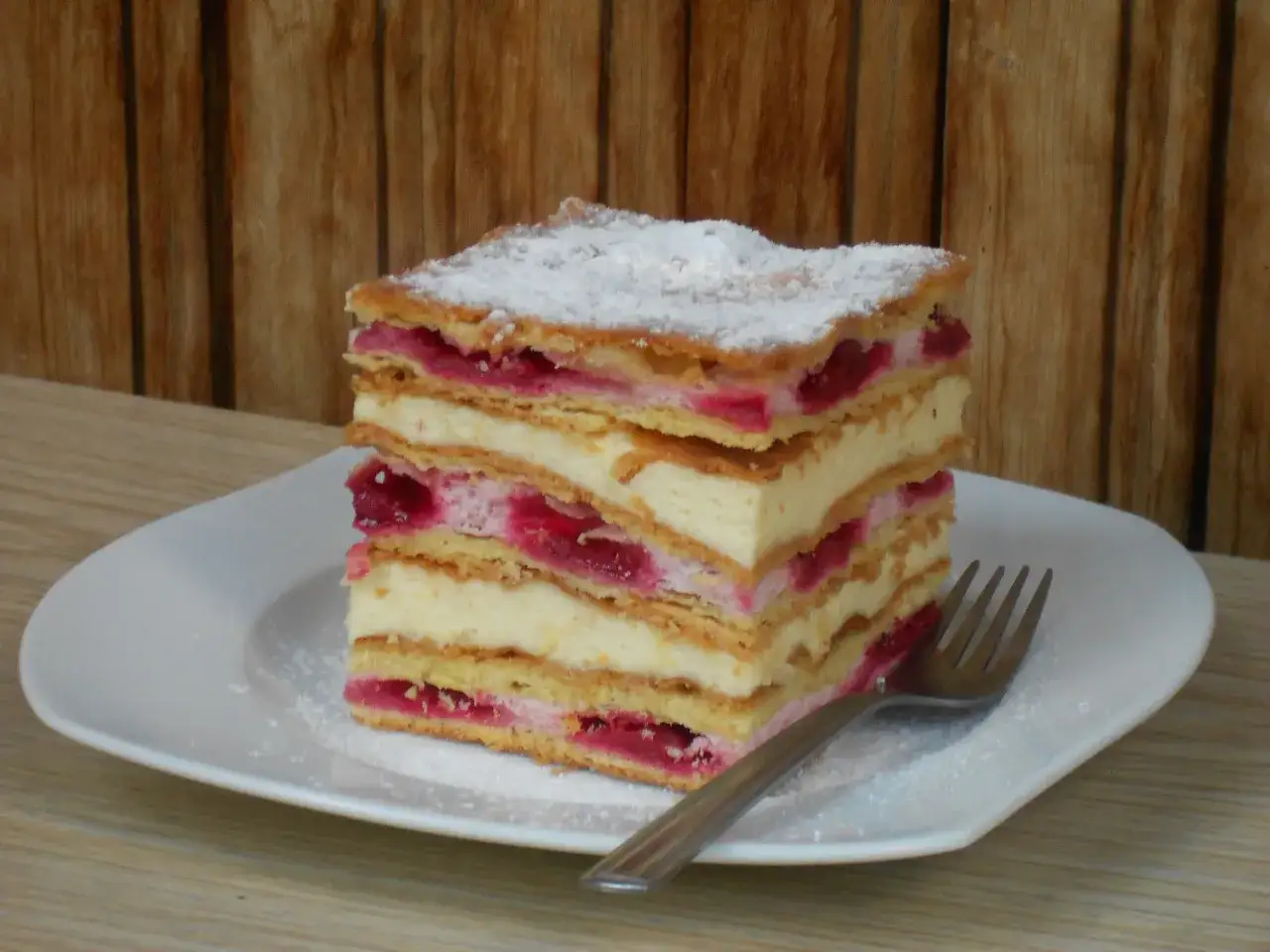 Ciasto francuskie z wiśniami i budyniem przekrój