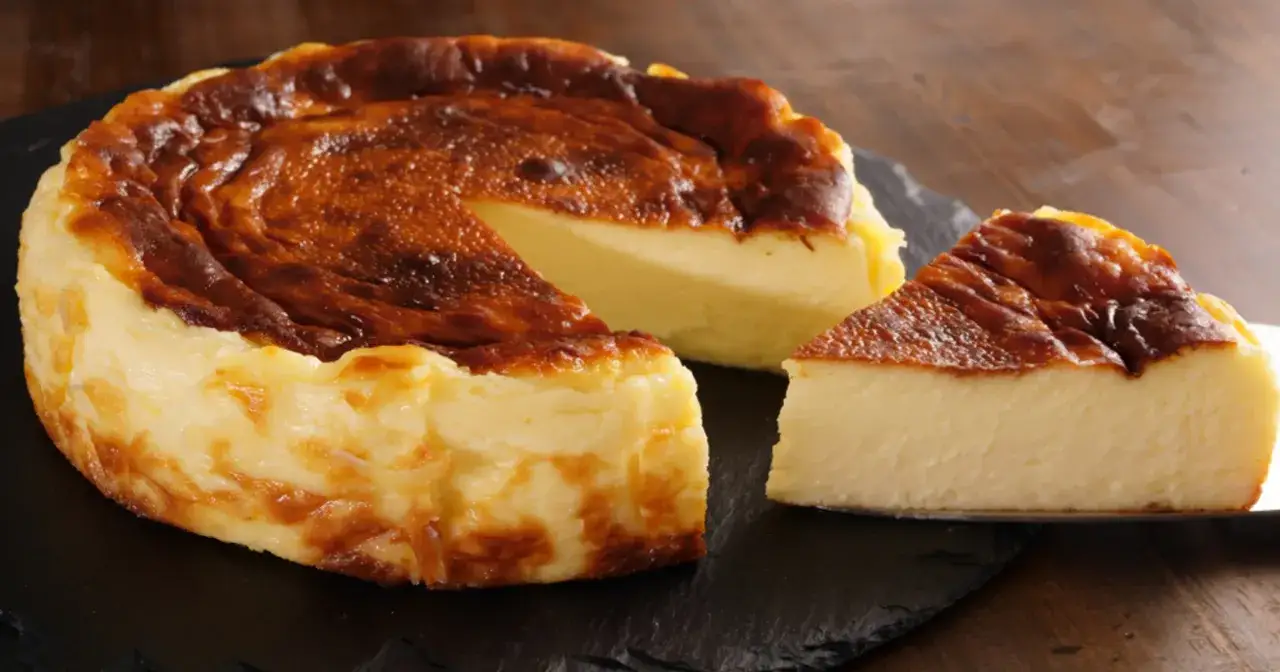 Pyszny, lekko przypieczony sernik. Nawet jeśli sernik kcal kusi, warto spróbować tego cuda.