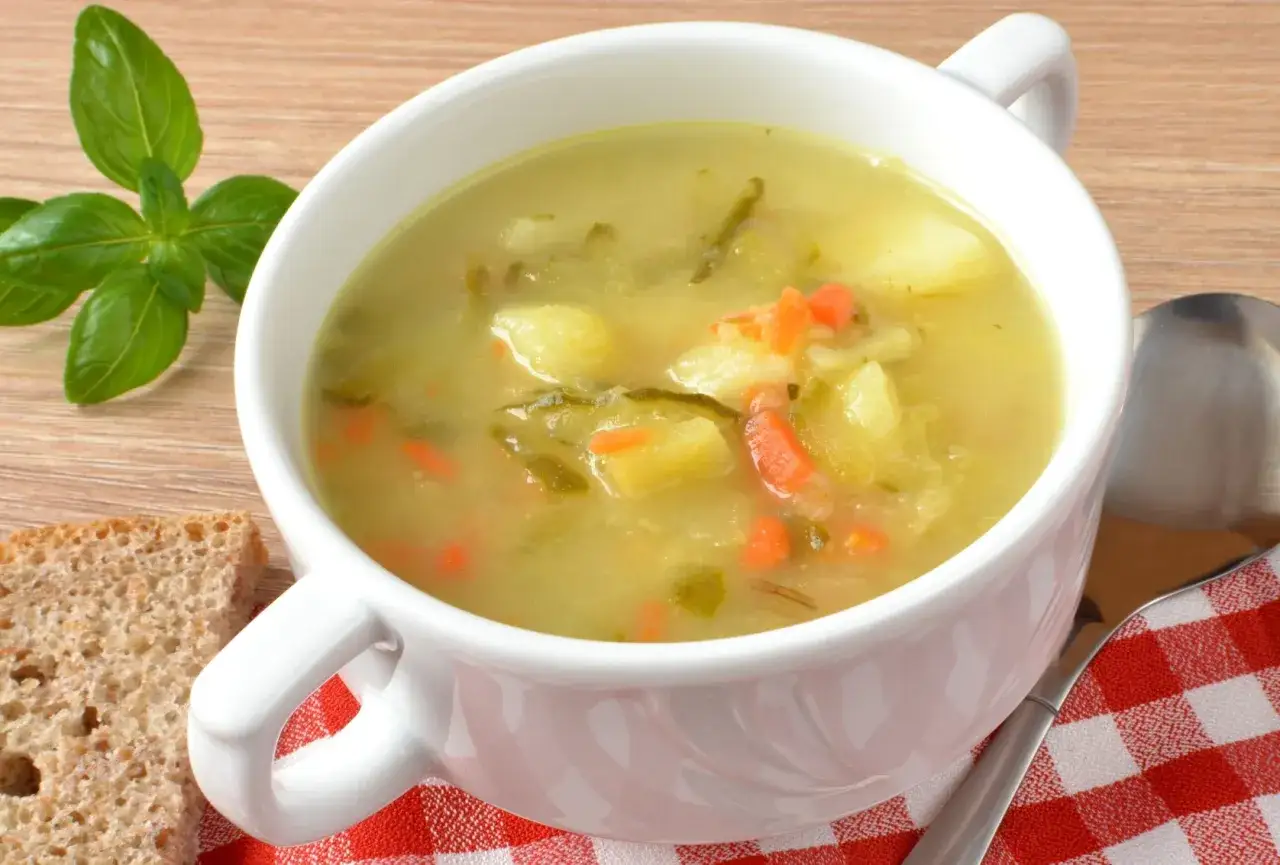 idealna zupa ogórkowa w misce