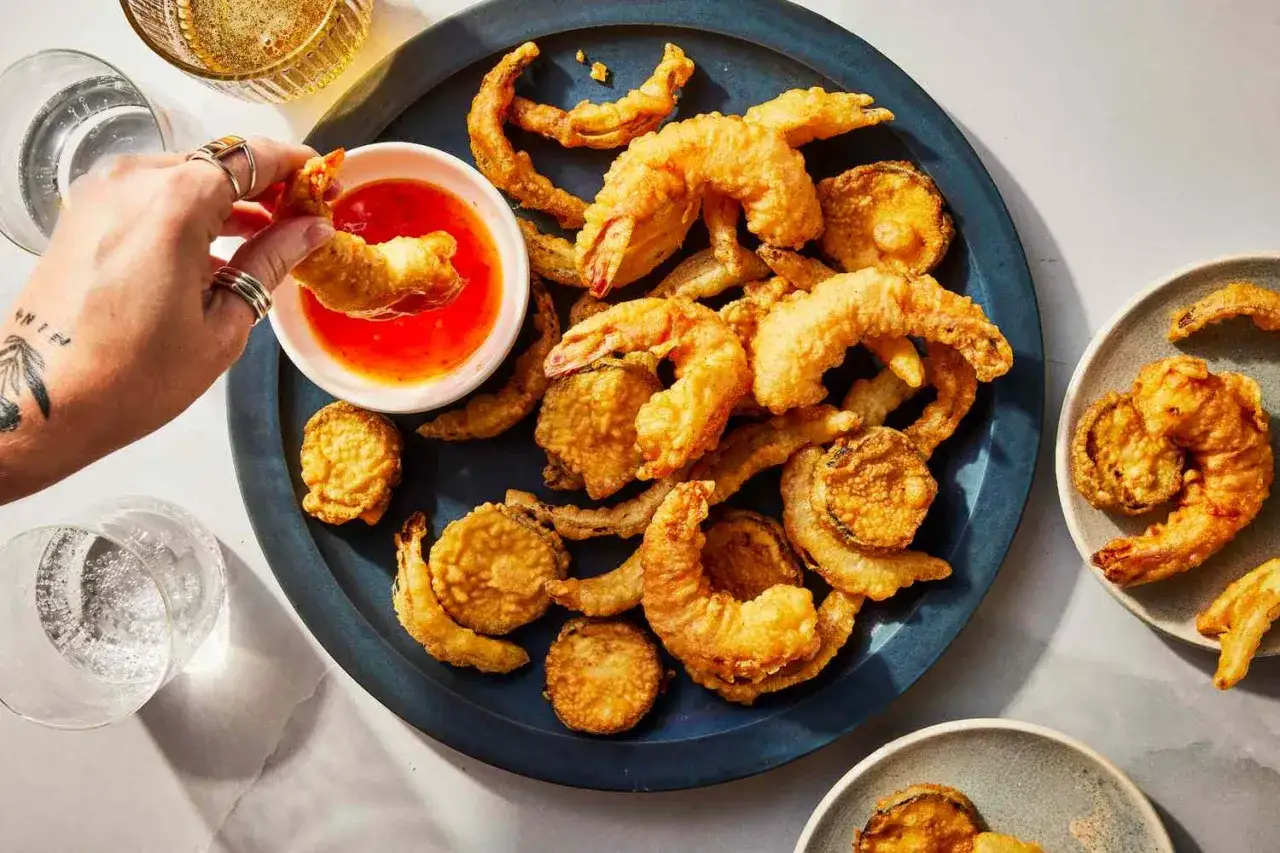 Chrupiące krewetki i warzywa w cieście tempura, zanurzane w sosie. Tak wygląda pyszna tempura!