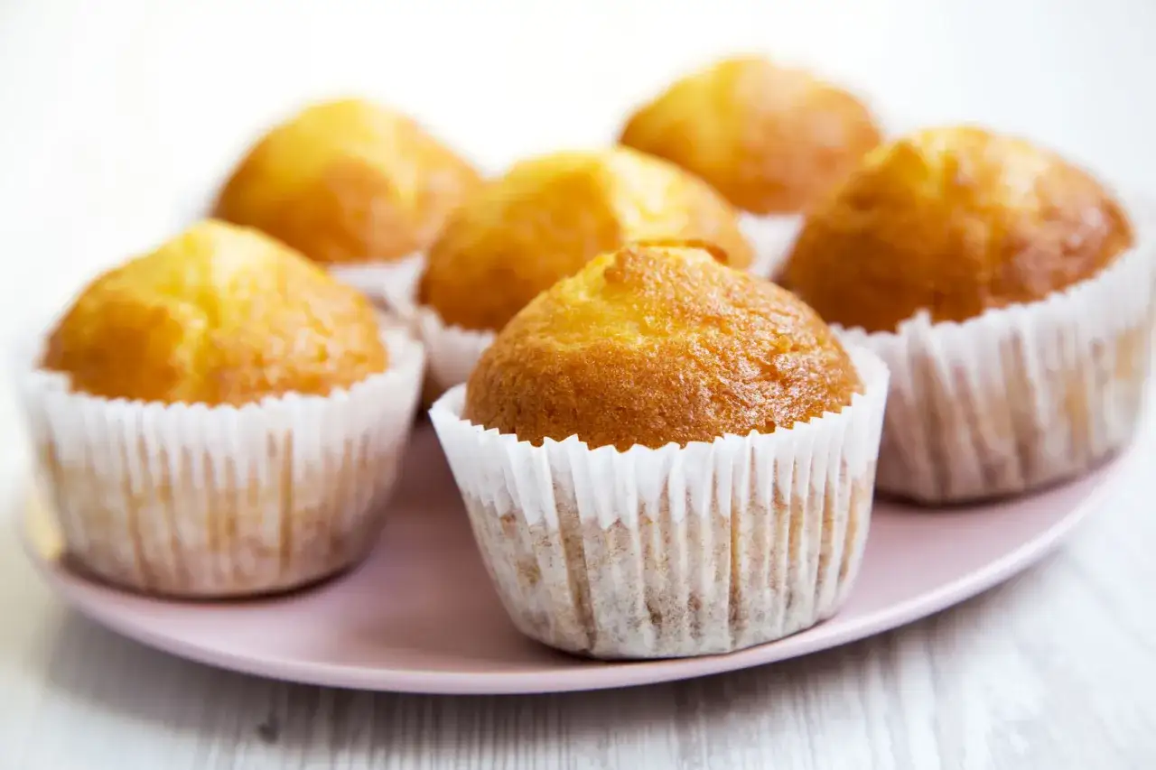 Idealny przepis na wilgotne i puszyste muffinki. Złociste, pachnące, gotowe do zjedzenia.