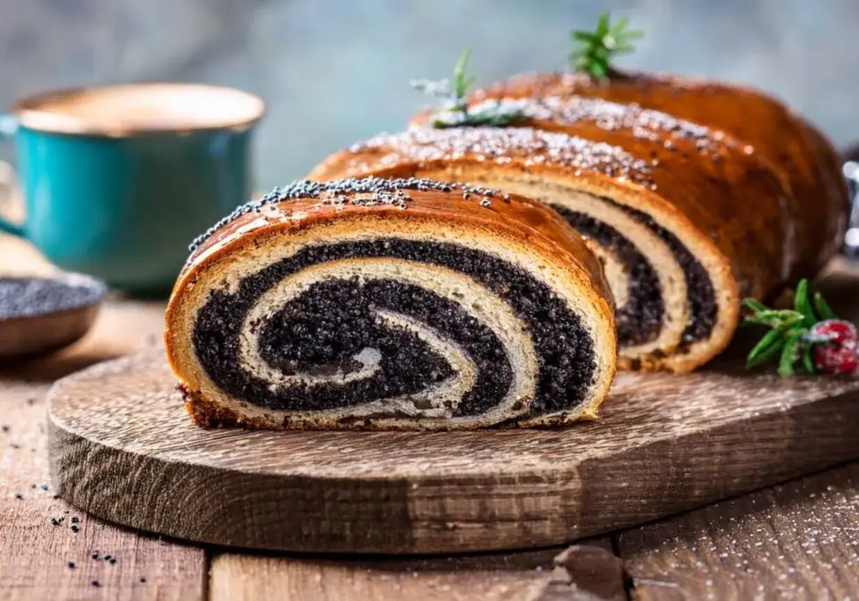 Stary przepis na makowiec, pachnący domem i świętami. Ciasto z bogatym nadzieniem makowym, posypane makiem i cukrem pudrem.