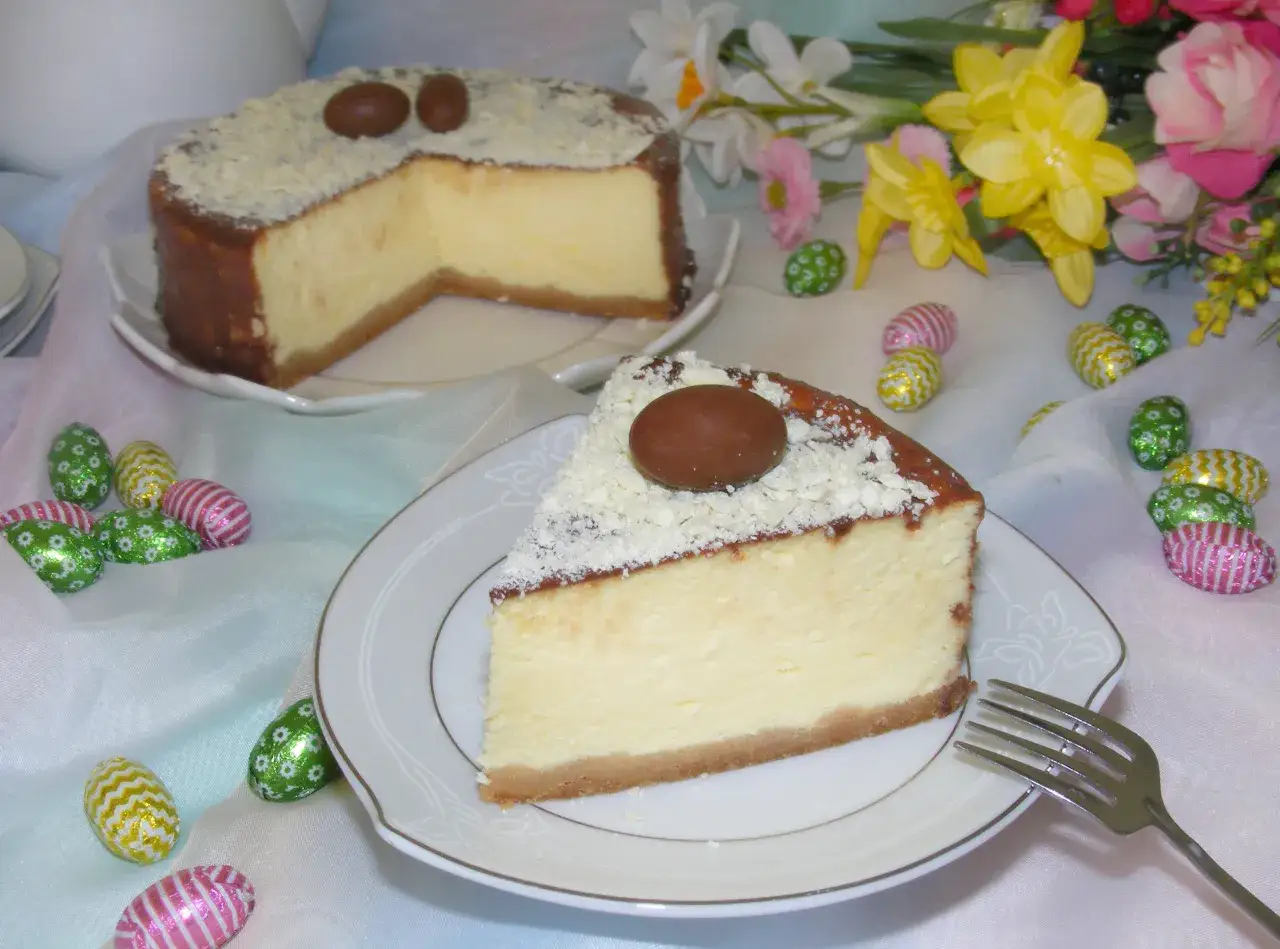 Pyszny sernik z mascarpone i budyniem, ozdobiony czekoladowymi jajeczkami. Idealny przepis na Wielkanoc!