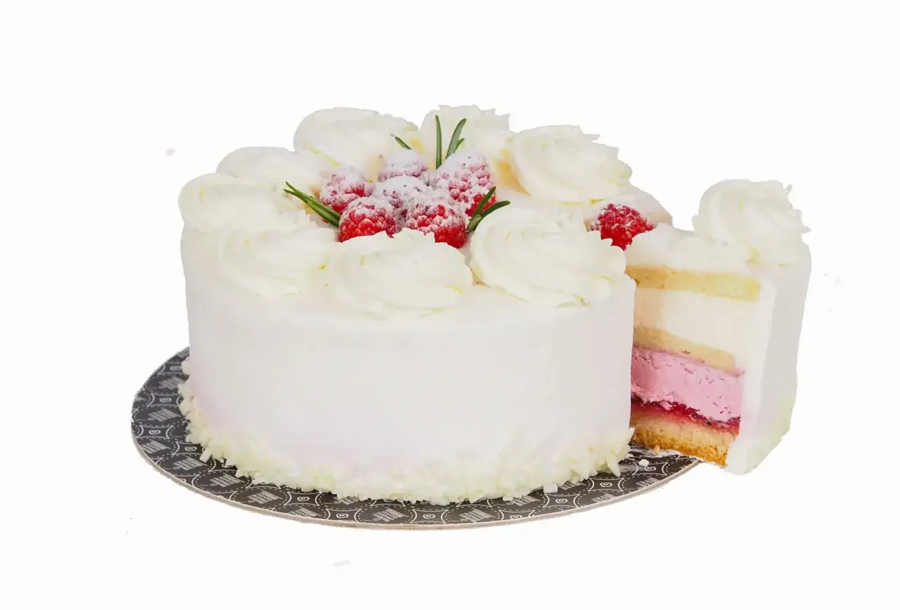 Bardzo łatwy tort z mascarpone, udekorowany bitą śmietaną, malinami i listkami rozmarynu. Widoczny przekrój ukazuje warstwy biszkoptu, kremu i różowego musu.