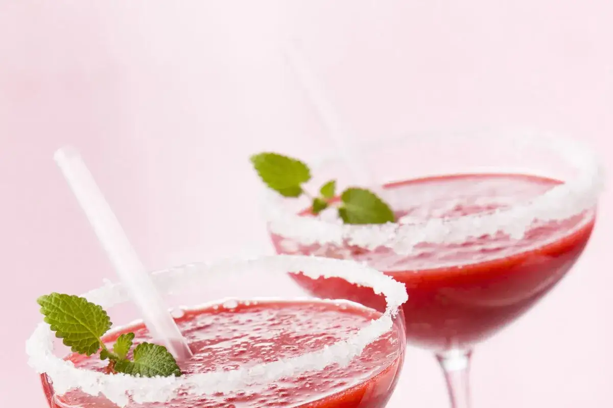 Dwa mrożone drinki z truskawkami i miętą, idealne na lato. Prosty margarita przepis.