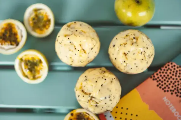 Jak zrobić sorbet? Pyszne, domowe lody z marakui, gotowe do podania.