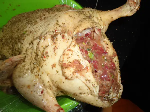 Kaczka nadziewana mięsem mielonym i wątróbką, gotowa do pieczenia. Przepis na pyszne danie.